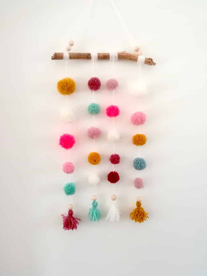 suspension colorée en pompons