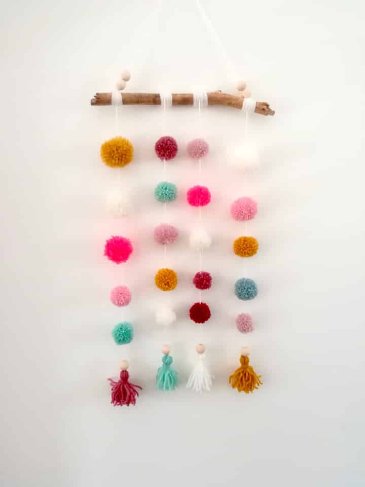 Réaliser une suspension avec des pompons en papier - Marie Claire