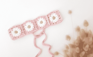Lire la suite à propos de l’article Le patron du headband en crochet en granny squares fleurs