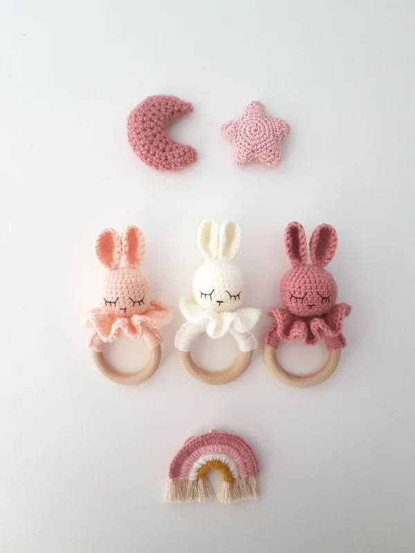 hochet lapin en crochet pour bébé