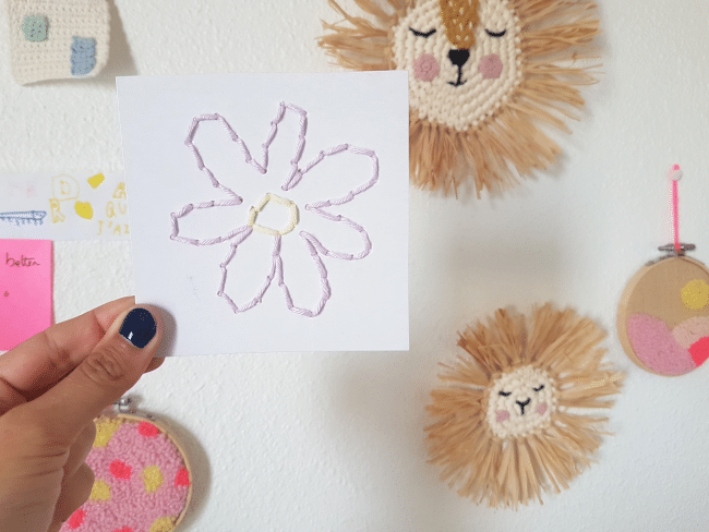 DIY broder des fleurs sur du carton pour les enfants