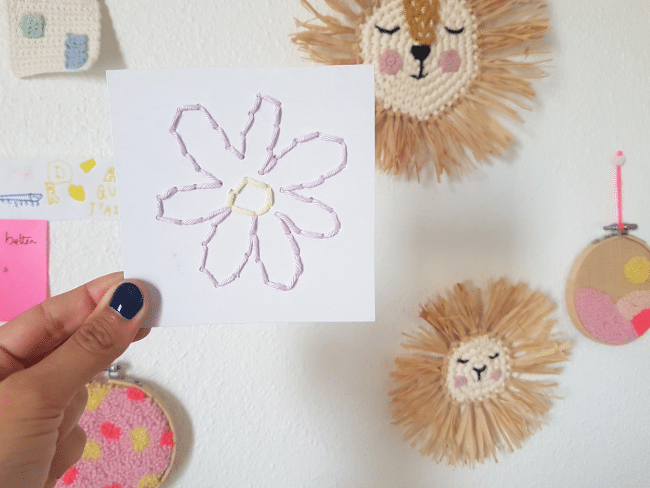 DIY enfants : broder des fleurs sur du carton, dès 4 ans