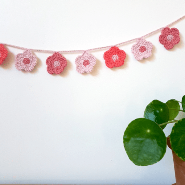 Patron de la guirlande de fleurs en crochet : tuto crochet facile