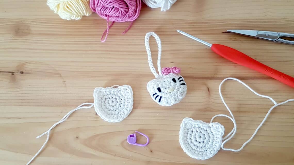 Un porte-clés hello kitty en crochet (tuto facile et gratuit)