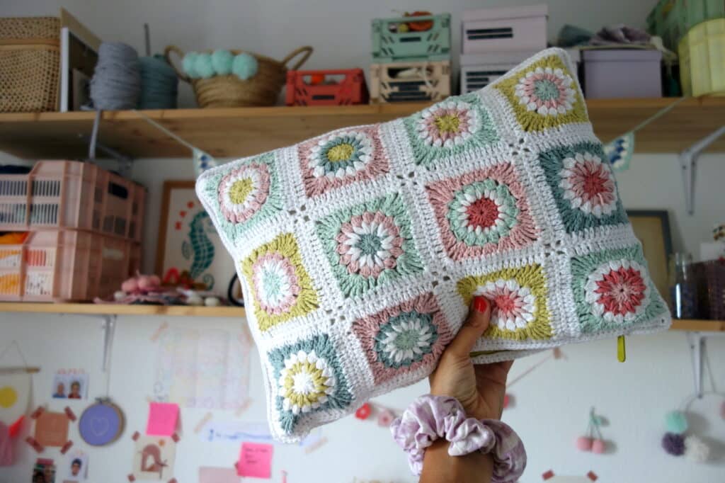 tuto crocheter coussin en granny squares