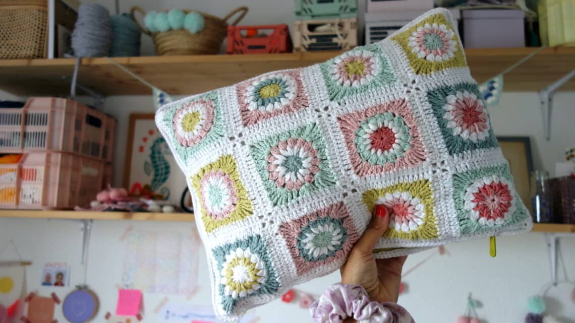 tuto crocheter coussin en granny squares