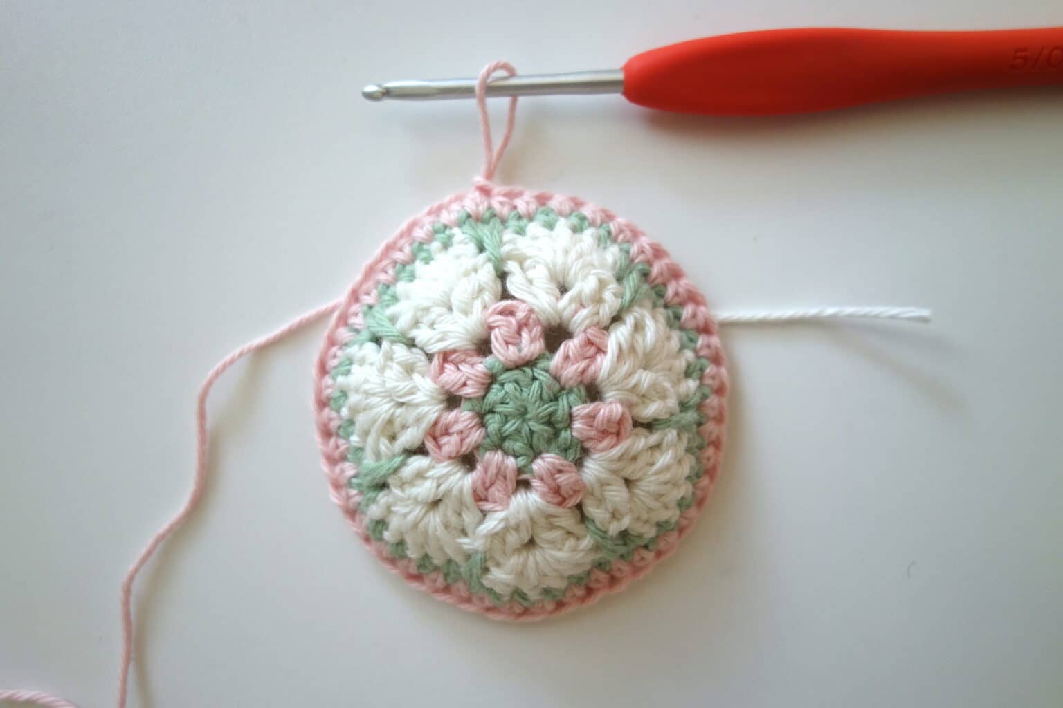 Le tuto gratuit des boules de Noël au crochet en granny squares