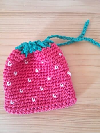 pochette fraise en crochet tuto