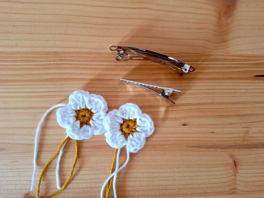 fabriquer barrette fleur crochet