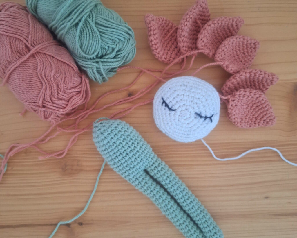 Patron gratuit poupée fleur crochet 