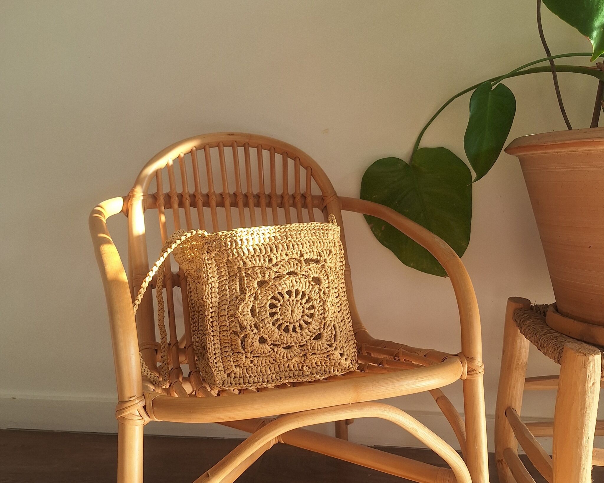 Le tuto crochet du sac en raphia et granny squares