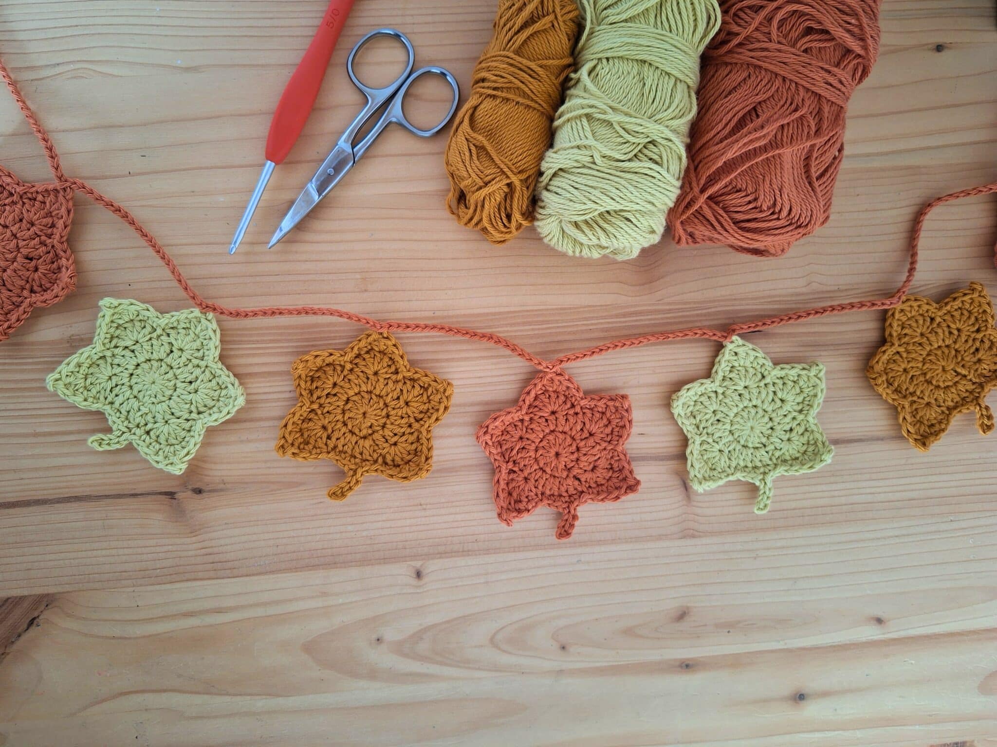 Tuto feuilles automne au crochet : réalisez une guirlande décorative