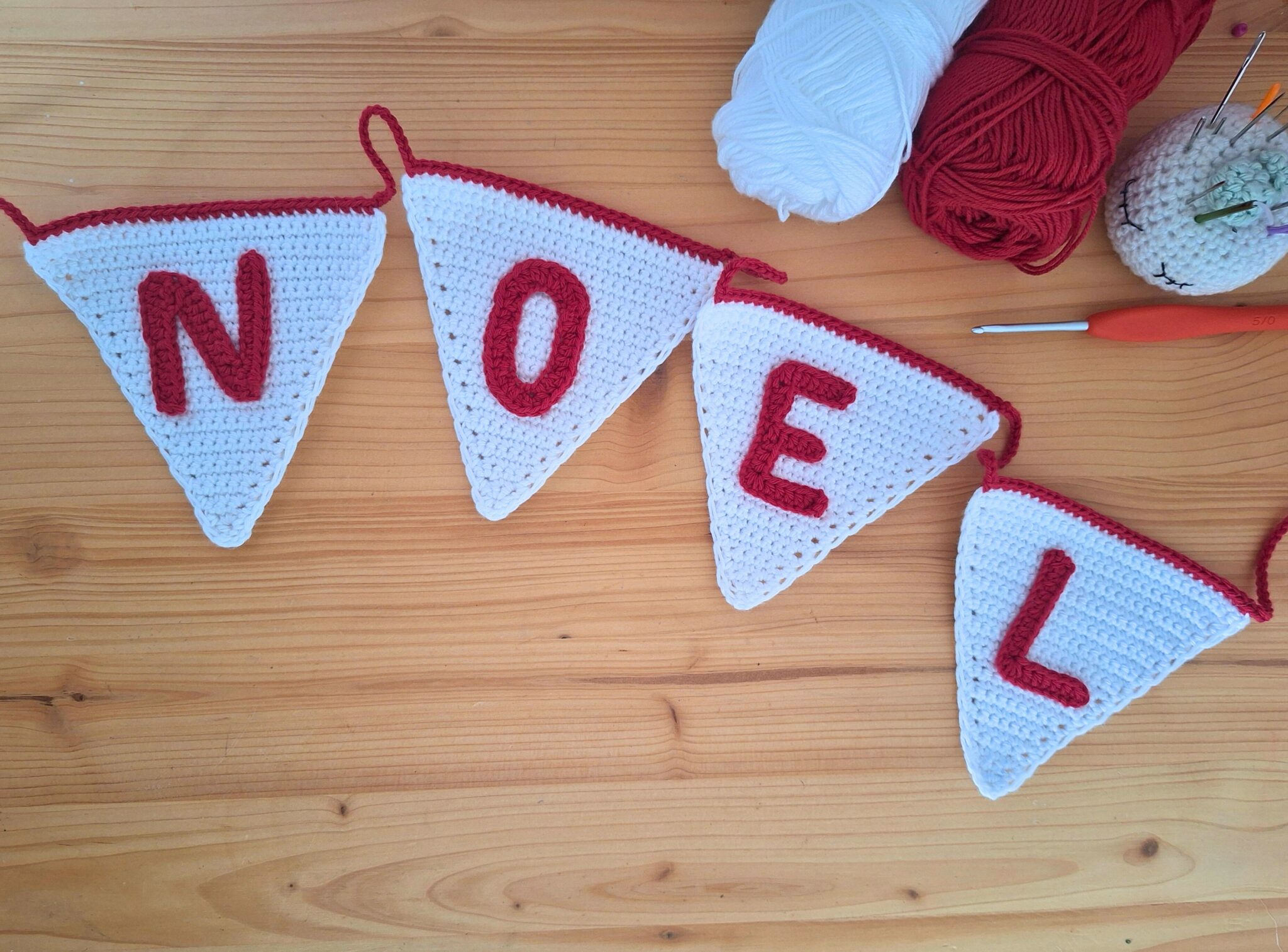 Tuto facile : guirlande de Noël au crochet avec fanions Noël