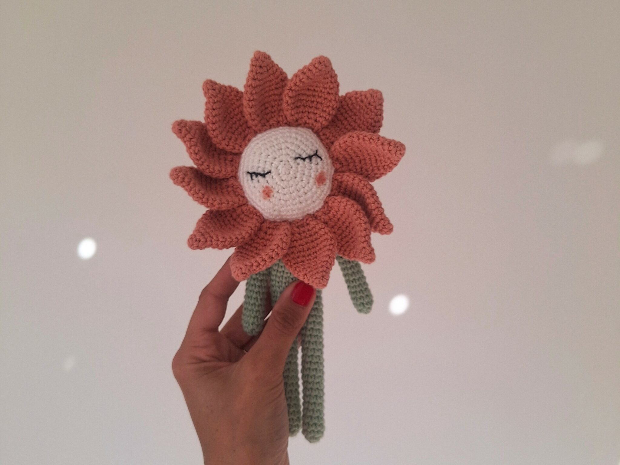 Le patron gratuit de la poupée fleur en crochet 🌸