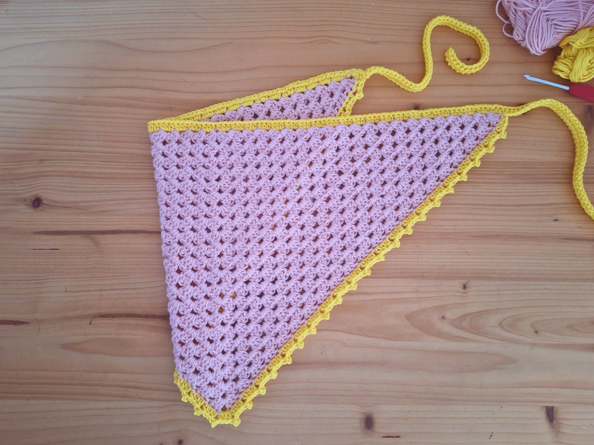 Bandana crochet facile : tuto foulard triangulaire débutant