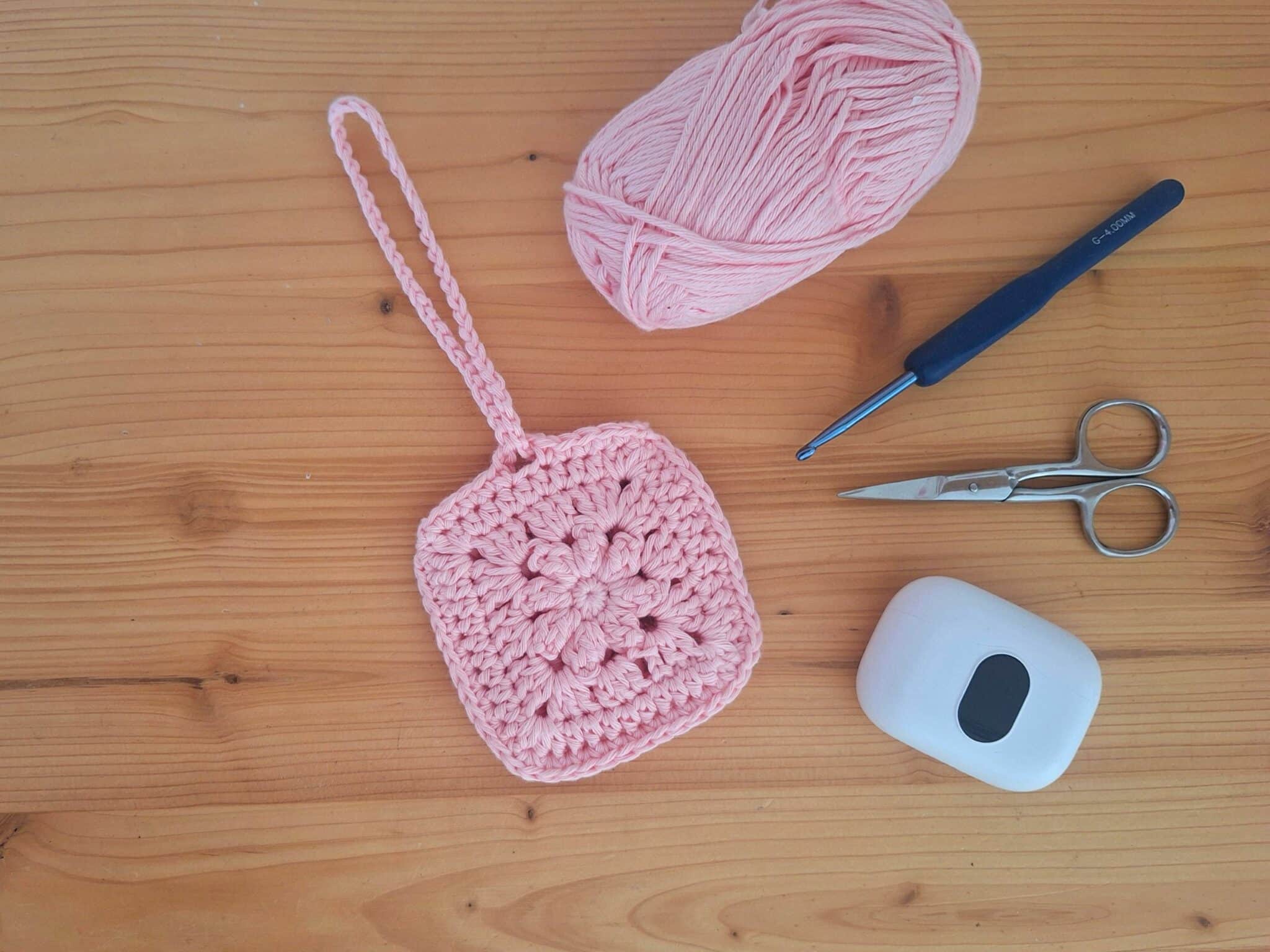 Pochette écouteurs crochet : tuto facile en granny square fleur