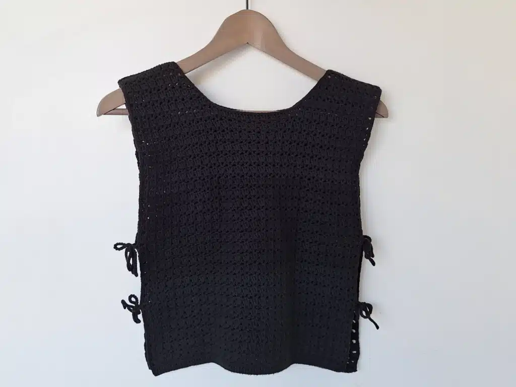 top au crochet avec liens sur les côtés