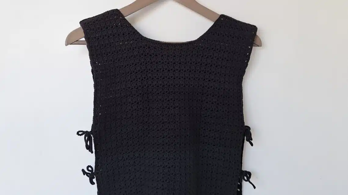 top au crochet avec liens sur les côtés