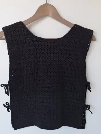 top au crochet avec liens sur les côtés