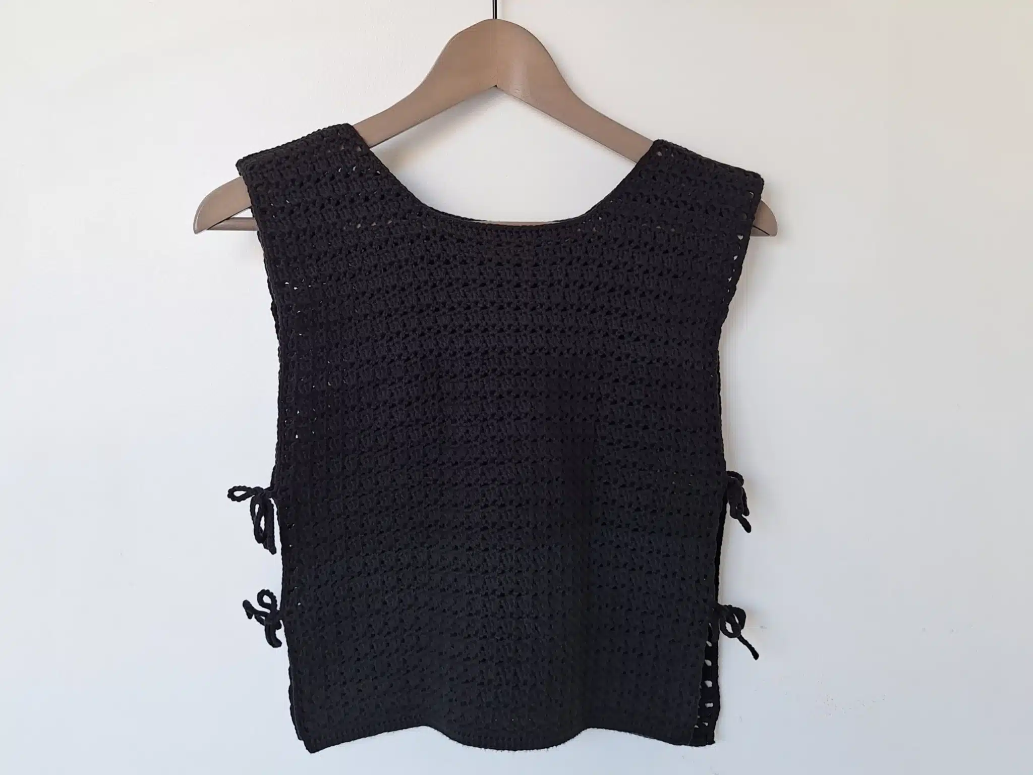 Top au crochet avec liens sur les côtés : tuto facile