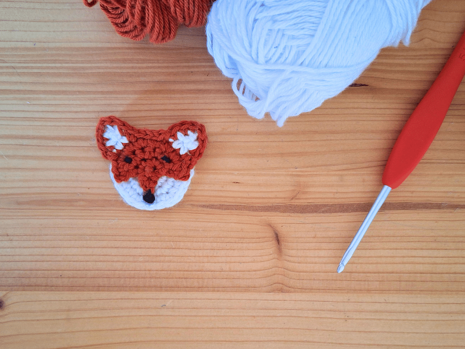 Renard au crochet facile : tuto pour réaliser une applique et une broche